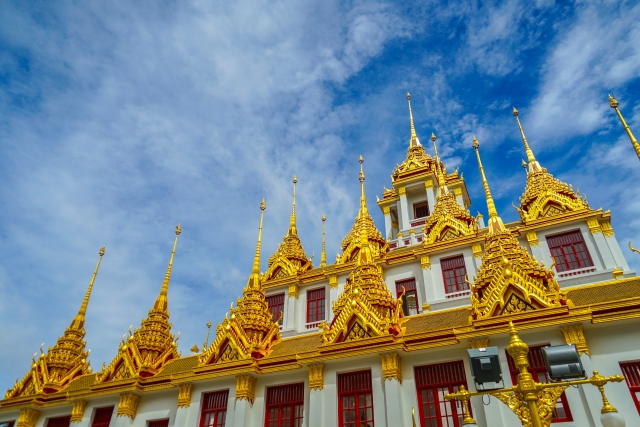 タイのお寺がきらびやかに映っています