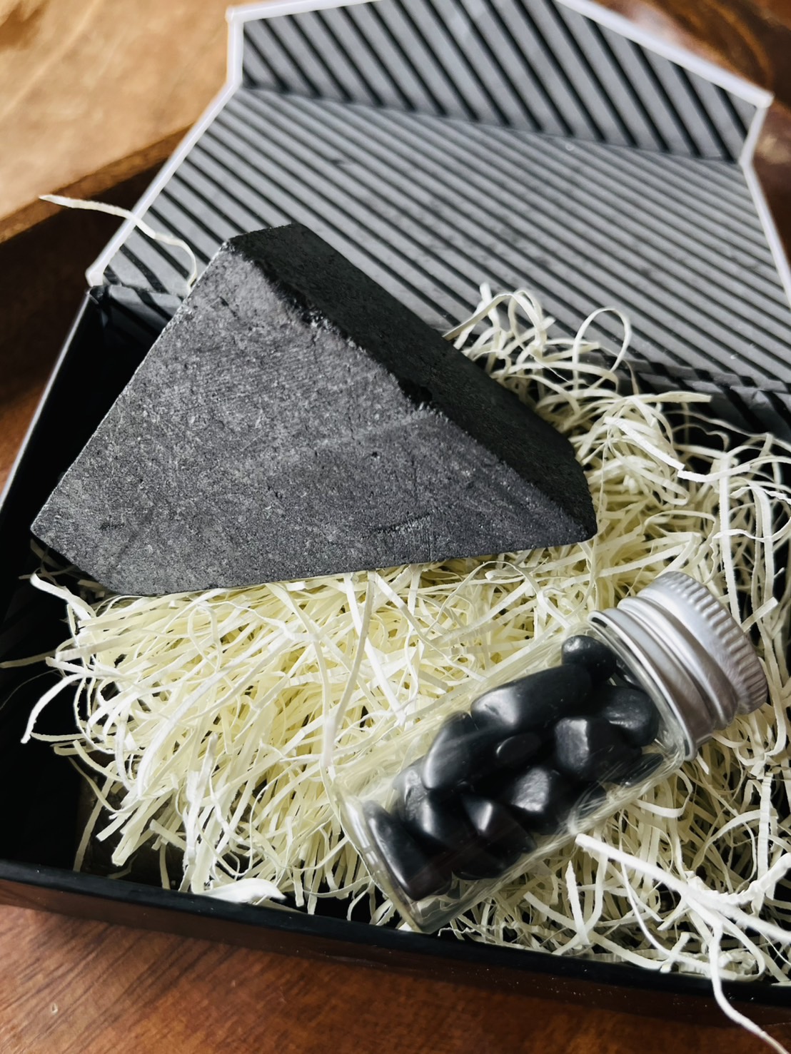 大きい塊のシュンガイトと小さいさざれのシュンガイトです